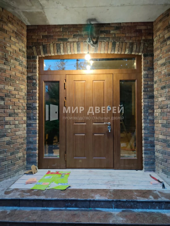 Большая дверь с влагостойким МДФ - фото