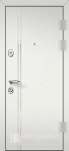 Белая входная дверь в квартиру с зеркалом №71 внешняя - фото